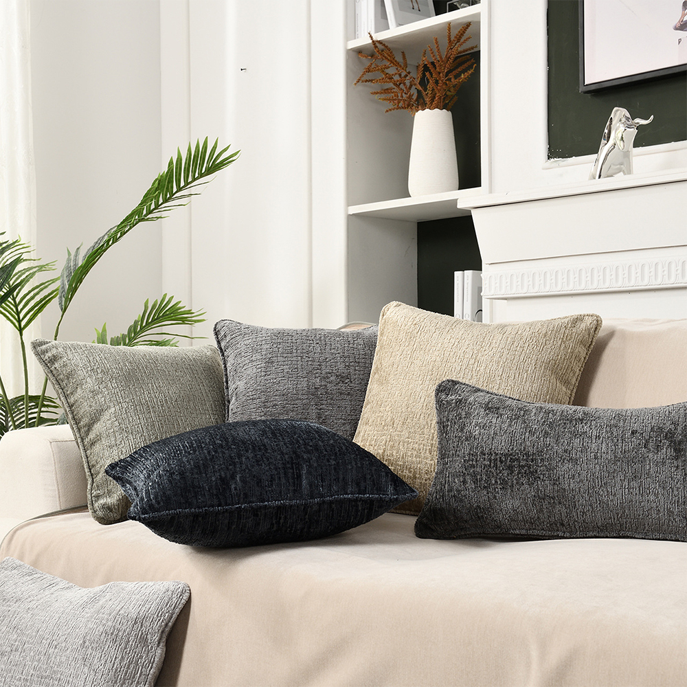 Luxuriöses Dekokissen mit Chenille-Struktur